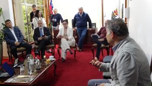 Alcalde y autoridades regionales coordinan plan urgente para erradicar vertederos ilegales en Chiguayante