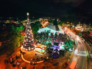 Chiguayante ilumina la Navidad con encendido de árbol de 21 metros y fuerte apoyo a emprendimientos locales